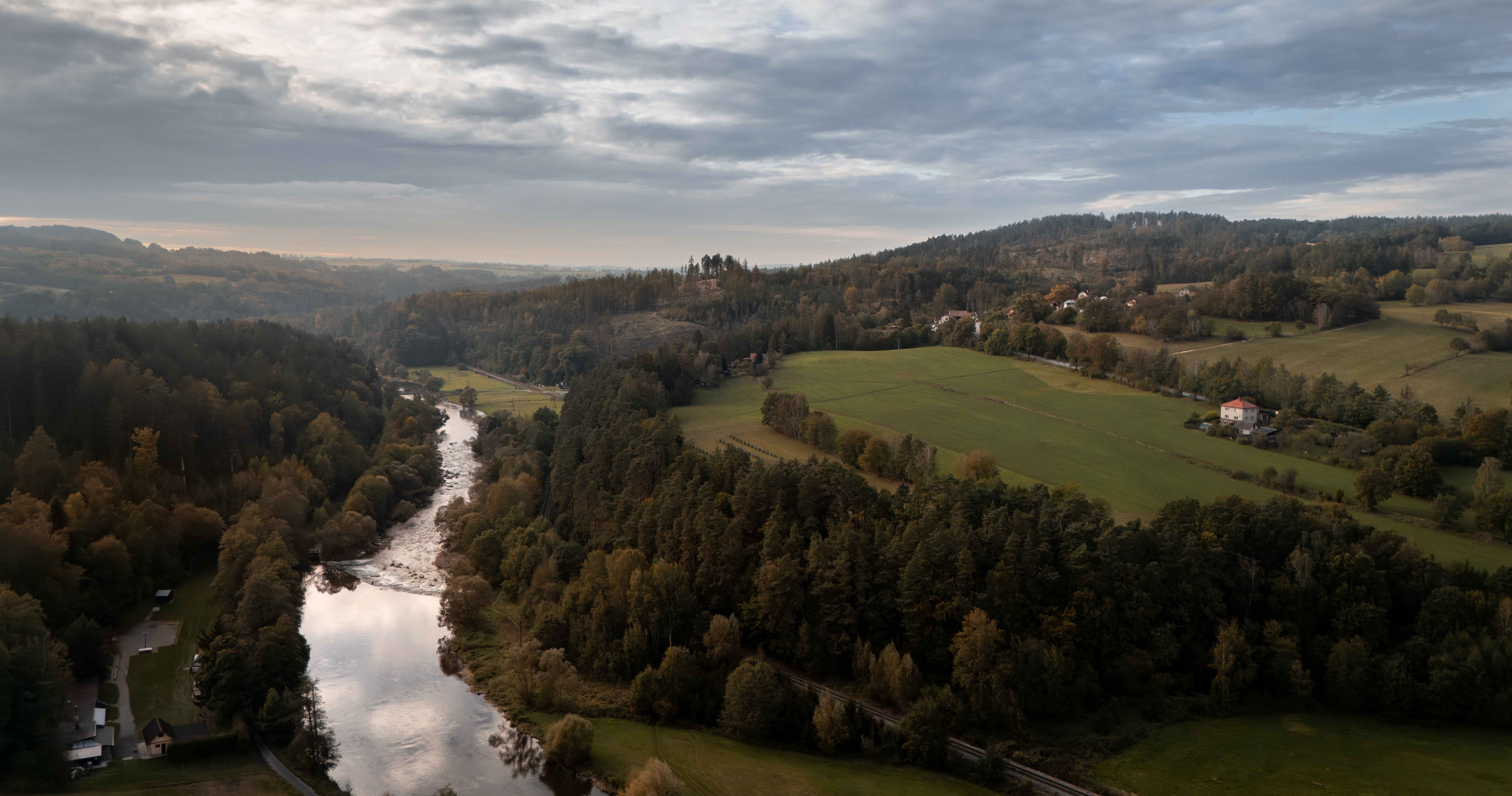 Ekofarma ZEDOM na pravém břehu řeky Sázavy